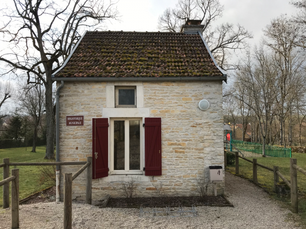 Bibliothèque avec ses volets rouges