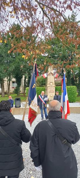 M. le Maire fait son discours face aux porte-drapeaux