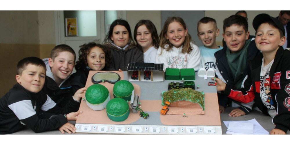les enfants et leur maquette de méthaniseur