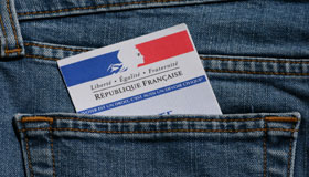 carte d'électeur dans une poche de pantalon