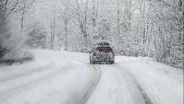 voiture sur route enneigée