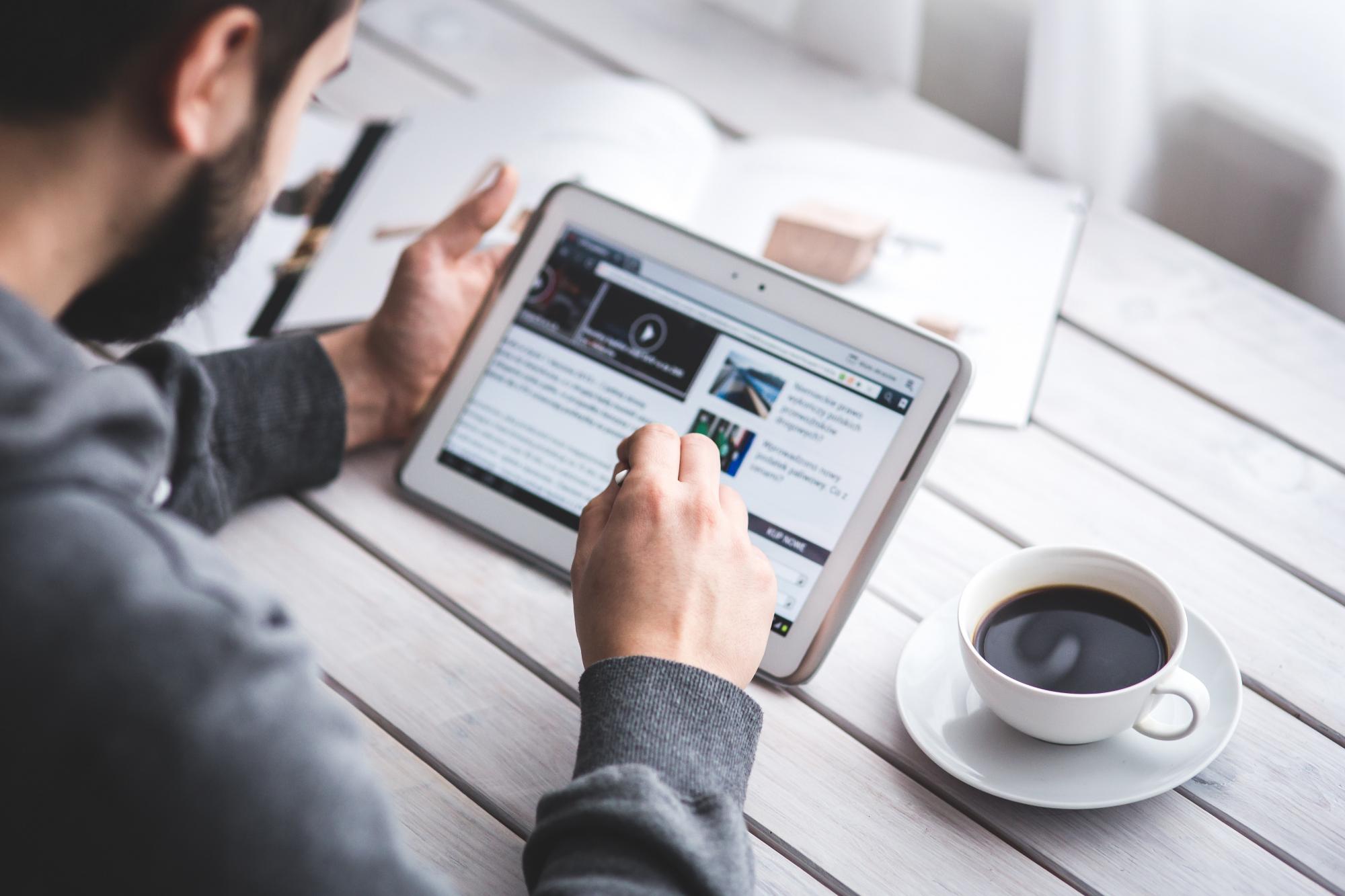 Personne en train de lire des informations sur une tablette numérique